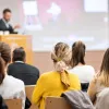 Φοιτητές σε Πανεπιστήμιο ακούνε καθηγητή να μιλάει με γυρισμένη πλάτη στην κάμερα