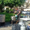 Αγρότες μοιράζουν βραστό κρέας στους πολίτες
