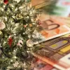 Χριστουγεννιάτικο δέντρο μαζί με χαρτονομίσματα των 50 ευρώ