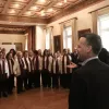 Κάλαντα από μαθητές στον Χάρη Δούκα, Δήμαρχο Αθήνας