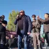 Ο συνδικαλιστικής Ανεστίδης μιλάει στο μικρόφωνο στο αγροτικό μπλόκο στα Μάλγαρα