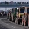 Αγρότες σε μπλόκα με τρακτέρ