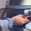 Άτομο βάζει κάρτα σε ΑΤΜ