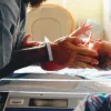 νεογέννητο μωρό και πατέρας που το κρατάει αγκαλιά
