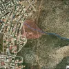 Δορυφορική εικόνα του ρέματος που καταλήγει στην οδό Λόρδου Βύρωνος (απεικονίζεται με κυανή γραμμή), καθώς και του αλλουβιακού ριπιδίου που έχει σχηματίσει (με ροζ σκιαγράφηση).