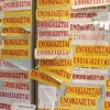 Ενοικιαστήρια σε τοίχο με επιγραφή ενοικιάζεται