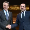 Ο Κυριάκος Μητσοτάκης σε χειραψία με τον Νίκο Χριστοδουλίδη