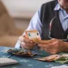 Συνταξιούχους υπολογίζει ευρώ σε χαρτονομίσματα με κομπιουτεράκι