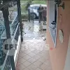 Γυναίκα αγκαλιάζει ηλικιωμένο έξω από το σπίτι του και του παίρνει την αλυσίδα