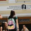 Φοιτητές έξω από το Οικονομικό Πανεπιστήμιο Αθηνών