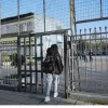 Είσοδος σχολείου, μαθήτρια μπαίνει σε προαύλιο 