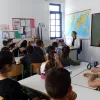 μαθητές και δασκάλα σε αίθουσα σχολείου