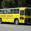 Σχολικό λεωφορείο με την επιγραφή Ιόνιος Σχολή