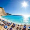 Διακοπές στην Ελλάδα, παραλία με ομπρέλες 
