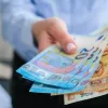 γυναικείο χέρι κρατάει χρήματα σε χαρτονομίσματα ευρώ