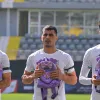 Εθνική του Ιράν: Κράτησαν σχολικές τσάντες σε ένδειξη πένθους για το πολύνεκρο πλήγμα στη Μινάμπ