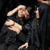 Μητέρα στο Ιράν κλαίει στην κηδεία της κόρης της που σκοτώθηκε σε σχολείο