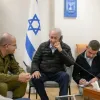 Νετανιάχου με στρατιωτικούς μιλάει, πίσω σημαία του Ισραήλ