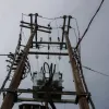 Κολώνα της ΔΕΗ και του ΔΕΔΔΗΕ με ρεύμα