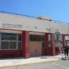 Εργάτες επισκευάζουν την είσοδο σχολείου