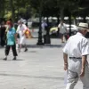 συνταξιούχος περπατάει στην πλατεία Συντάγματος