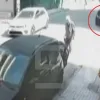 Καρέ καρέ η διαφυγή του 89χρονου μετά τους πυροβολισμούς στον ΕΦΚΑ