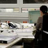 Δημόσιος υπάλληλος σε γραφείο εργάζεται σε υπολογιστή