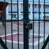 Κλειστό σχολείο με λουκέτο