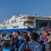 Άνθρωποι σε λιμάνι περιμένουν την επιβίβαση σε πλοίο για διακοπές