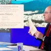 Ο Μακάριος Λαζαρίδης δείχνει το πτυχίο του σε εκπομπή