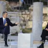 Ο Κυριάκος Μητσοτάκης και ο Εμανουέλ Μακρόν συζητούν στη Ρωμαϊκή Αγορά Αθηνών