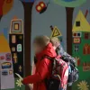 Μαθητές με σχολική τσάντα πάνε φροντιστήριο