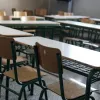 αίθουσα με θρανία σε σχολείο