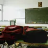Άδεια σχολική τάξη με τσάντες πάνω σε θρανίο 