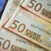 Τρία χαρτονομίσματα των 50 ευρώ στη σειρά