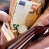 Χρήματα από τον μισθό σε πορτοφόλι