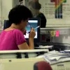 Δημόσιος υπάλληλος σε γραφείο εργάζεται