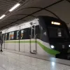 Σταθμός του Μετρό με συρμό στην αποβάθρα και επιβάτες. Το άρθρο αφορά τις μόνιμες προσλήψεις ελεγκτών κομίστρου στη ΣΤΑΣΥ