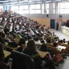 Αμφιθέατρο σε Πανεπιστήμιο με φοιτητές και καθηγητές 