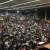 Γεμάτο αμφιθέατρο με φοιτητές σε Πανεπιστήμιο 