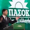 Ο Νίκος Ανδρουλάκης μιλάει και πίσω φαίνεται λογότυπο του ΠΑΣΟΚ