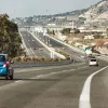 Αυτοκίνητα κινούνται σε Εθνικό Οδό της Ελλάδας