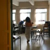 Γυναίκα εκπαιδευτικός μπαίνει μέσα σε τάξη σχολείου