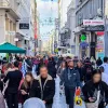 Κόσμος περπατάει στον πεζόδρομο της Ερμού στην Αθήνα. Το άρθρο αφορά τις αλλαγές στο επίδομα ανεργίας για εργαζόμενους που μετακινούνται στην ΕΕ
