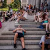 Καύσωνας στην Ευρώπη από τον θερμικό θόλο, άνθρωποι κάθονται και είναι ξαπλωμένοι λόγω ζέστης
