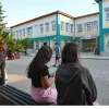 μαθήτριες έξω από το σχολειο
