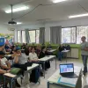 Εκπαιδευτικός διδάσκει σε αίθουσα Σχολείου Δεύτερης Ευκαιρίας (ΣΔΕ) σε ενήλικες μαθητές κατά τη διάρκεια του σχολικού έτους 2025-2026