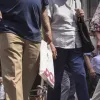 Συνταξιούχοι περπατάνε στον δρόμο