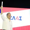 Ο Αλέξης Τσίπρας με φόντο το όνομα στο νέο κόμμα του «ΕΛΑΣ»