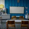 Αίθουσα σε σχολική τάξη με θρανία και πίνακα